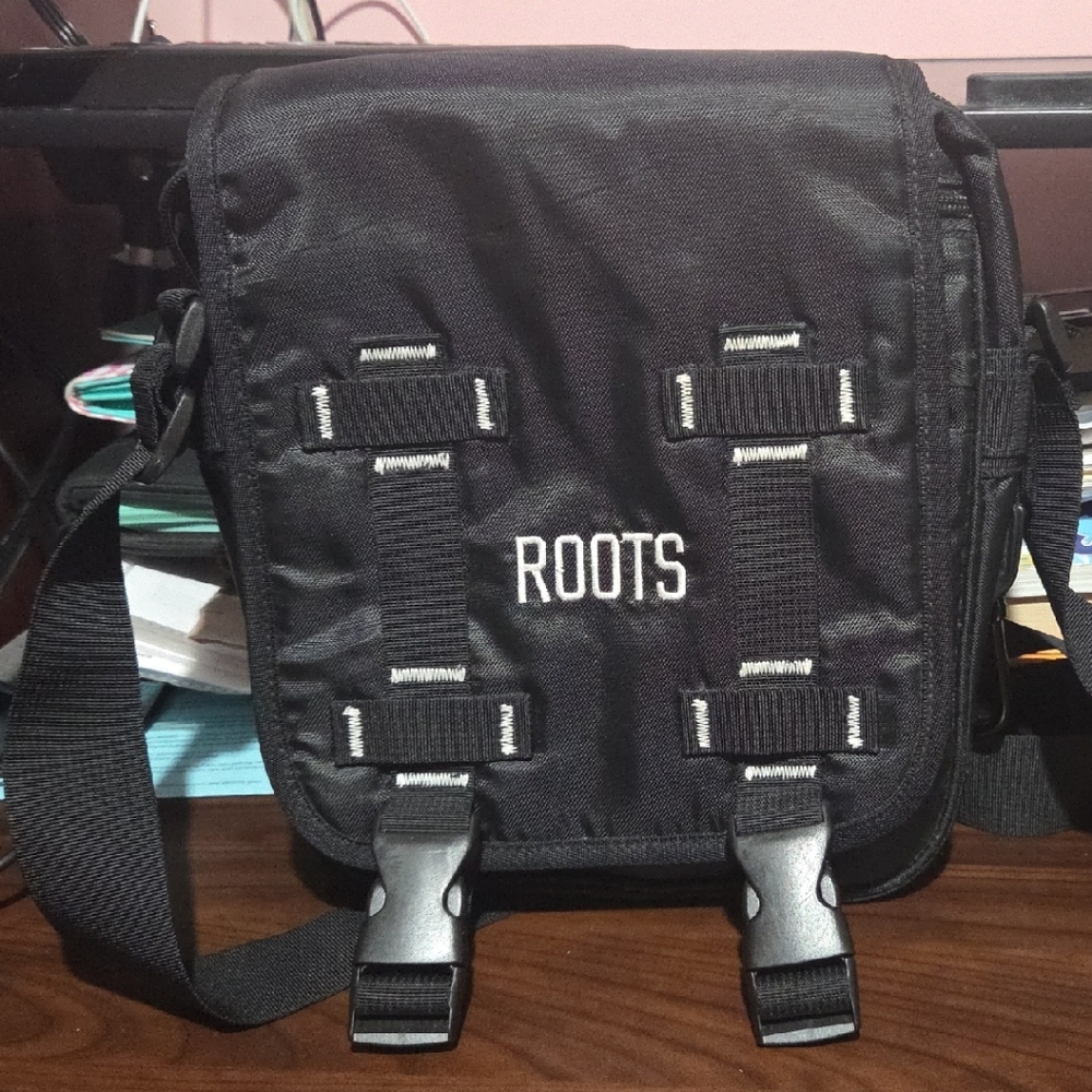 #23 - Mens Roots Black Messenger Bag - Brand New, Great For Everyday Use